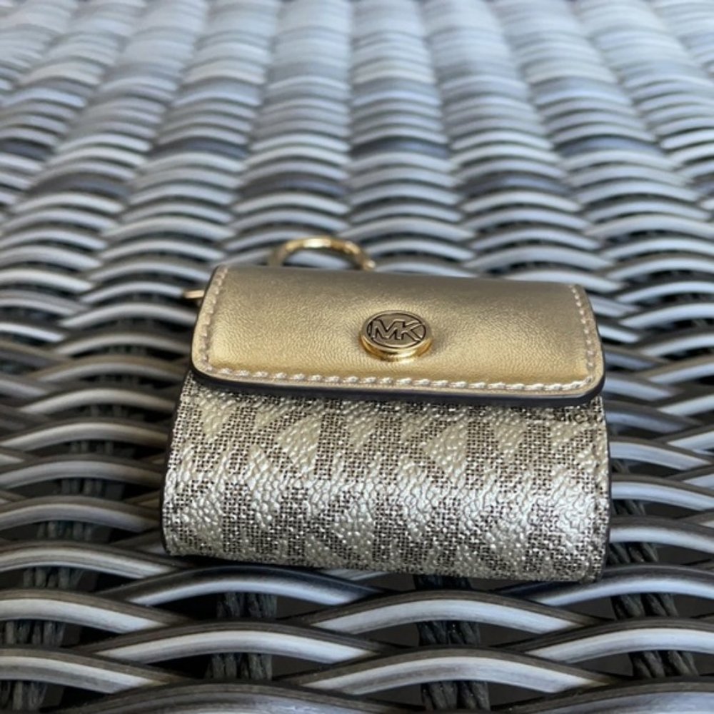 Michael Kors Jet Set Travel AirPod Case - Picture 10 of 15
